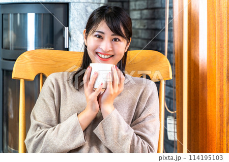 ロッキングチェアでくつろぐ女性 ロッキングチェアでくつろぐ女性 114195103