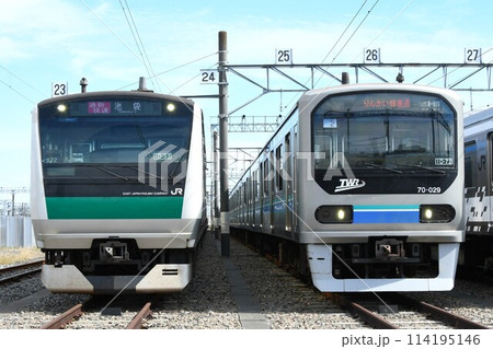 車両基地で並ぶE233系7000番台と東京臨海高速鉄道70-000形 114195146