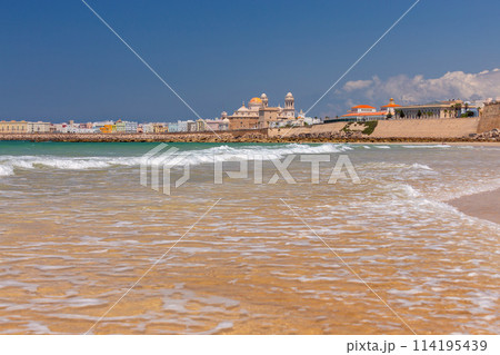 Sandy city beach in Cadiz on a sunny day. 114195439
