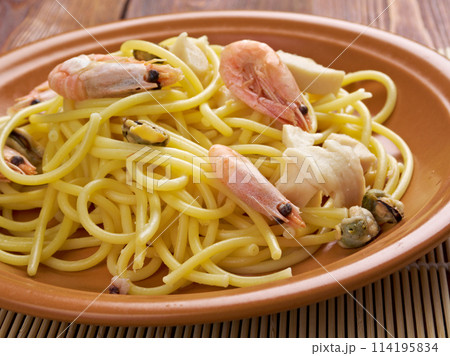 Bucatini Bucatini 114195834