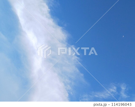 青空に浮かぶ白い雲 青空に浮かぶ白い雲 114196043