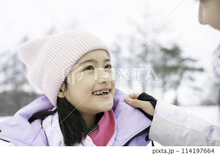 雪山でスキーを楽しむ親子,母娘 114197664
