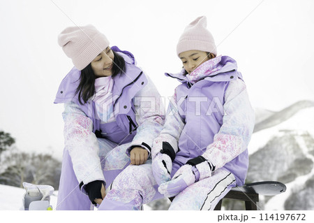 雪山でスキーを楽しむ親子,母娘 114197672