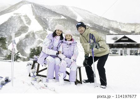 雪山でスキーを楽しむ家族,父母娘 114197677