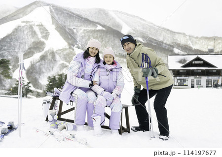 雪山でスキーを楽しむ家族,父母娘 114197677