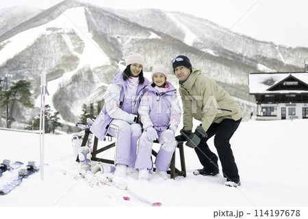雪山でスキーを楽しむ家族,父母娘 114197678