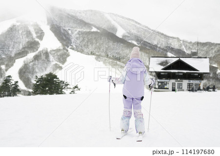 雪山でスキーをする小学生の女の子 114197680