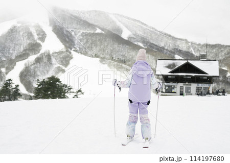 雪山でスキーをする小学生の女の子 雪山でスキーをする小学生の女の子 114197680