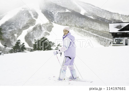 雪山でスキーをする小学生の女の子 114197681