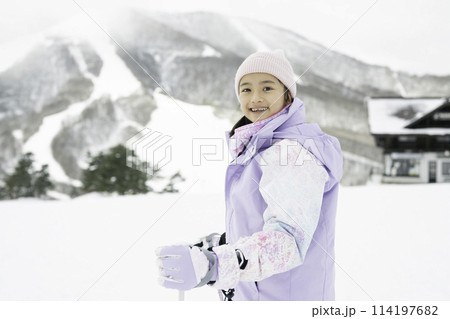 雪山でスキーをする小学生の女の子 雪山でスキーをする小学生の女の子 114197682