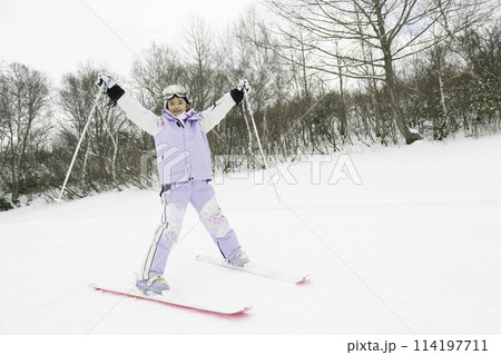 雪山でスキーをする小学生の女の子 114197711