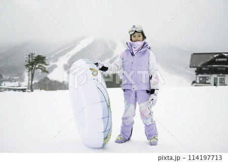 雪山でそりをする小学生の女の子 114197713