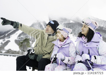 雪山でスキーを楽しむ家族,父母娘 雪山でスキーを楽しむ家族,父母娘 114197723