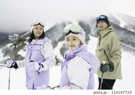 雪山でスキーを楽しむ家族,父母娘 114197729