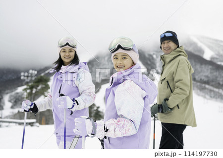雪山でスキーを楽しむ家族,父母娘 114197730
