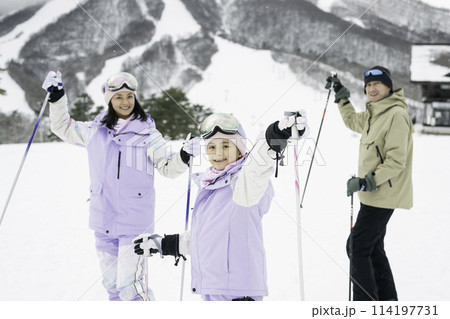雪山でスキーを楽しむ家族,父母娘 114197731