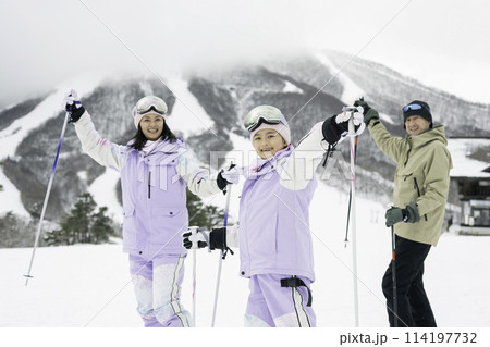 雪山でスキーを楽しむ家族,父母娘 114197732