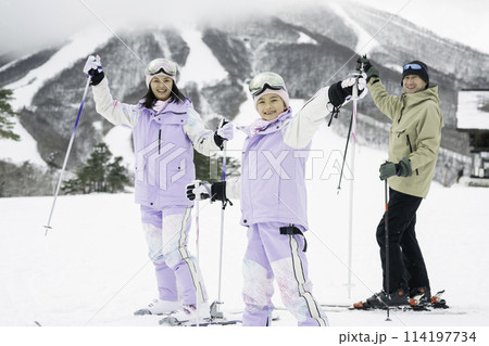 雪山でスキーを楽しむ家族,父母娘 114197734