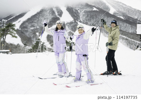 雪山でスキーを楽しむ家族,父母娘 114197735