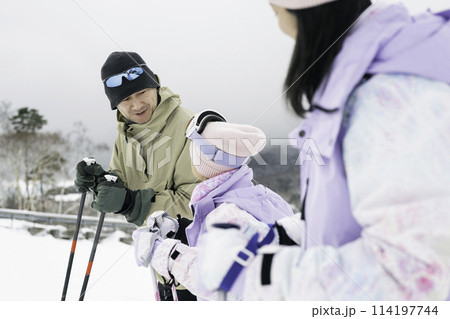 雪山でスキーを楽しむ家族,父母娘 114197744