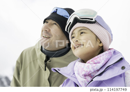 雪山でスキーを楽しむ親子,父娘 114197749