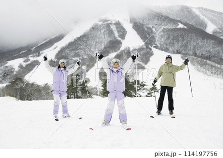 雪山でスキーを楽しむ家族,父母娘 雪山でスキーを楽しむ家族,父母娘 114197756