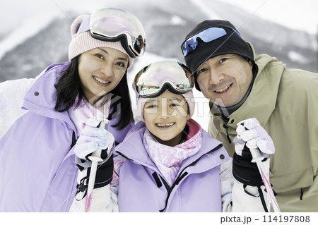 雪山でスキーを楽しむ家族,父母娘 114197808
