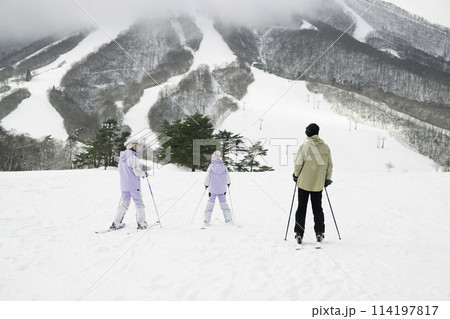 雪山でスキーを楽しむ家族,父母娘 雪山でスキーを楽しむ家族,父母娘 114197817