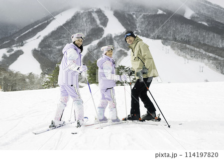 雪山でスキーを楽しむ家族,父母娘 114197820