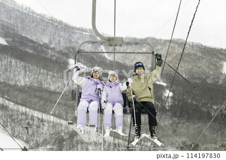 雪山でリフトに乗る家族,父母娘 雪山でリフトに乗る家族,父母娘 114197830