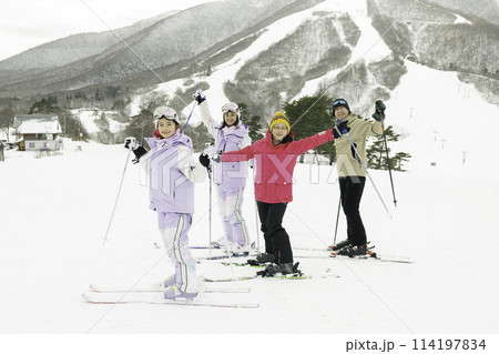 雪山でスキーを楽しむ親戚家族 雪山でスキーを楽しむ親戚家族 114197834