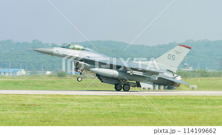 アメリカ空軍F-16ファイティングファルコン着陸 アメリカ空軍F-16ファイティングファルコン着陸 114199662
