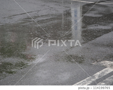 雨の日のアスファルト道路 114199765