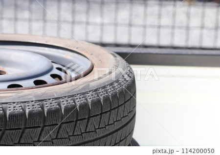 軽トラに積まれたスタッドレスタイヤ交換 114200050