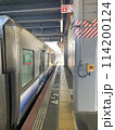 ホームに到着した電車 114200124