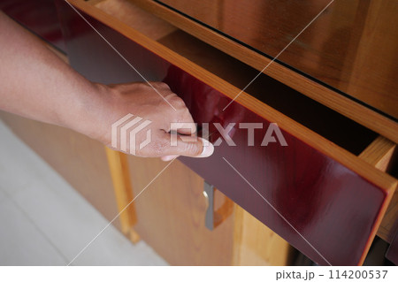 top view of men hand open a a drawer  114200537