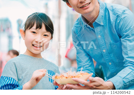 大阪道頓堀の観光でたこ焼きを食べる親子 114200542