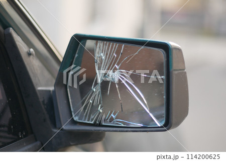 broken car rear view mirror 114200625