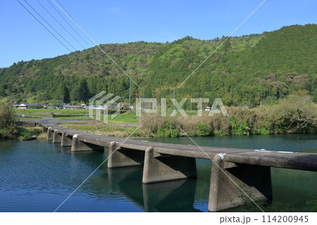 一斗俵沈下橋 四万十川最古の沈下橋 (高知県 四万十町) 一斗俵沈下橋 四万十川最古の沈下橋 (高知県 四万十町) 114200945
