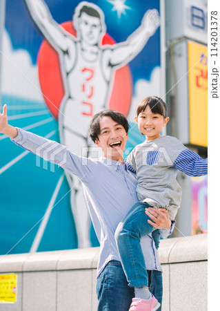 大阪道頓堀の観光をする親子 114201378