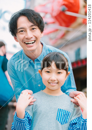 大阪道頓堀の観光をする親子 大阪道頓堀の観光をする親子 114201418