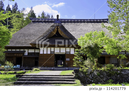 新緑と古民家 114201779