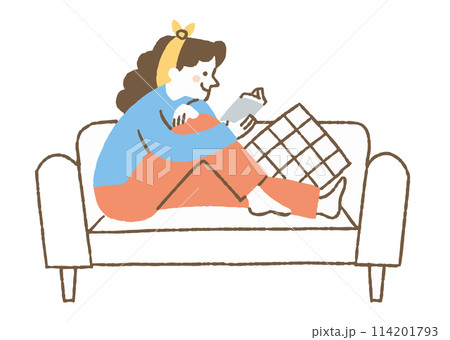 ソファーに座って読書をしている女性_色 114201793