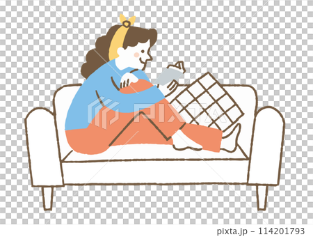 ソファーに座って読書をしている女性_色 114201793
