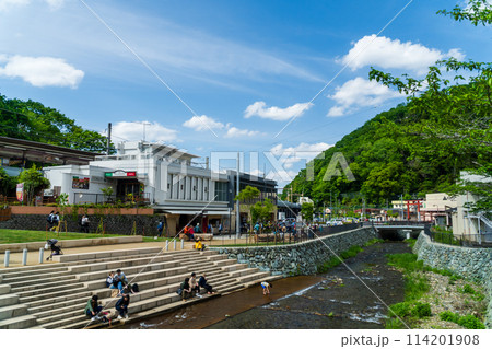 東京都　綺麗に整備された高尾山口駅駅前 114201908