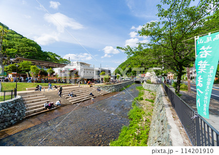 東京都　綺麗に整備された高尾山口駅駅前 114201910