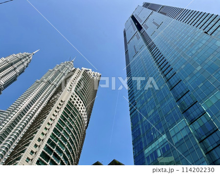 高層ビルを見上げるオフィス街の風景 高層ビルを見上げるオフィス街の風景 114202230