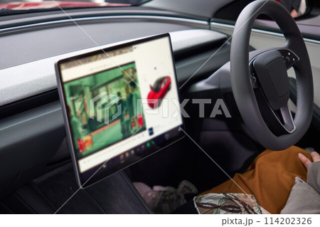 大型ディスプレイが配置された自動運転車の車内 大型ディスプレイが配置された自動運転車の車内 114202326