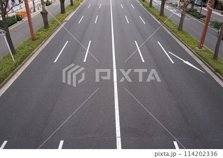 【名古屋】都心を通るきれいに舗装された道路 【名古屋】都心を通るきれいに舗装された道路 114202336