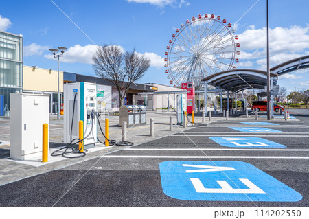刈谷ハイウェイオアシスEV充電装置のある駐車場 114202550